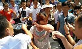 Kẻ bắt cóc bị mọi người vây quanh