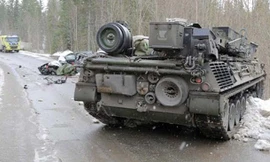 Chiếc xe tăng của NATO nghiền nát xe hơi khi đang trên đường đến địa điểm tập trận ở Na Uy.