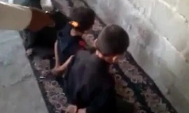 Một cảnh trong đoạn clip cho thấy 4 em nhỏ quỳ gối, tay để sau lưng như những tù nhân