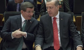 Thủ tướng Thổ Nhĩ Kỳ Ahmet Davutoglu (trái) và Tổng thống Recep Tayyip Erdogan 