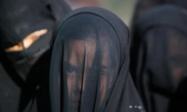 IS cho rằng phụ nữ phải che kín toàn bộ cơ thể, mặc quần ống rộng, đi tất, găng tay và phải có một người thân là nam giới đi cùng khi ra ngoài. 