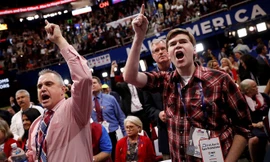 Người phản đối Trump bức xúc khi đề nghị bỏ phiếu chọn đại biểu khác của họ không được chấp thuận. Ảnh: Reuters