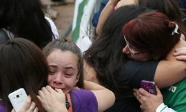 Người hâm mộ Chapecoense tiếc thương cho thành viên của đội bóng con cưng tử nạn trong vụ rơi máy bay hôm 28/11.