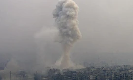 Khói bốc lên từ khu vực bị phiến quân chiếm đóng ở Aleppo