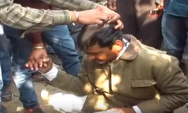 Awdhesh Kumar Savita, 35 tuổi, bị cạo đầu diễu phố vì cải đạo