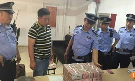 Bốn cảnh sát giúp chia tiền cho nông dân