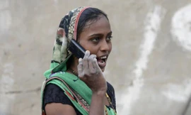 Một phụ nữ Ấn Độ đang dùng điện thoại di động