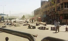 Thi thể người biểu tình nằm la liệt tại hiện trường sau vụ tấn công đẫm máu