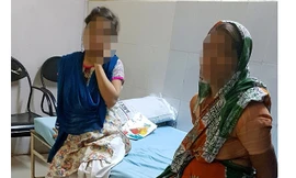 Nữ sinh (trái) cùng mẹ tại bệnh viện