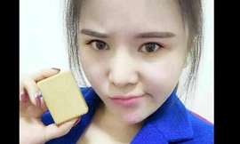 Cô gái cầm bánh xà phòng làm từ chính mỡ của mình