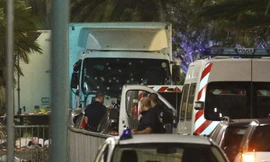 Chiếc xe tải lỗ chỗ vết đạn trong vụ khủng bố Nice