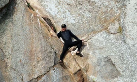 Anh Michael Banks bị mắc kẹt giữa vách núi dựng đứng