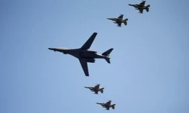 Một chiếc B-1 Lancer được các chiến đấu cơ hộ tống khi bay trên Osan, Hàn Quốc