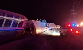 Con tàu bị trật bánh lúc nửa đêm