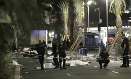 Thi thể nạn nhân nằm la liệt trên đường sau vụ khủng bố Nice