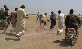 Thi thể được cho là quân nhân Nga bị kéo lê trên đường gần nơi chiếc Mi-8 bị bắn hạ hôm 1/8