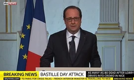 Tổng thống Pháp Francois Hollande trong cuộc họp báo sau vụ khủng bố Nice