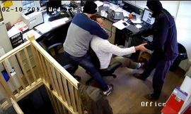 Anh Roy Rames bị hai tên côn đồ xông vào đánh và cướp đồng hồ giữa ban ngày