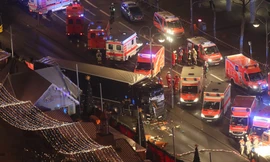 Hiện trường kinh hoàng vụ xe tải lao vào chợ Giáng sinh ở Berlin, Đức.