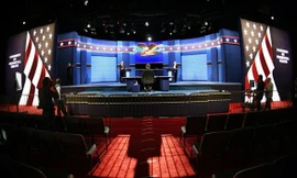 Sân khấu tại Đại học Nevada, nơi 2 ứng viên đang có cuộc tranh luận nảy lửa