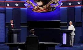 Ông Donald Trump và bà Hillary trong cuộc tranh luận lần 3.