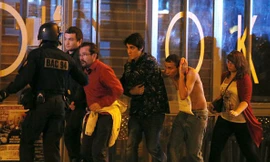 Cảnh sát Pháp đưa người dân đến nơi an toàn sau vụ khủng bố đẫm máu ở Paris ngày 13/11/2015