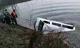 Chiếc xe chở khách được lực lượng cứu hộ kéo lên bờ