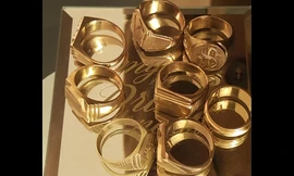 Tám chiếc nhẫn anh Justin Kayola mua ở trang web đấu giá của cảnh sát 