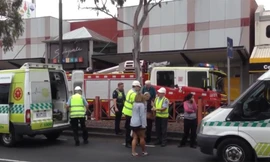 Xe cứu hỏa bên ngoài chi nhánh Ngân hàng Commonwealth ở Melbourne, Úc