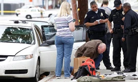 Cảnh sát lục soát chiếc xe màu trắng của James Wesley Howell, thu giữ được nhiều vũ khí