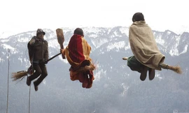 Bức ảnh những em bé cưỡi chổi thu hút sự quan tâm của cộng đồng mạng