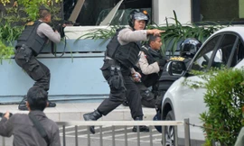 Lực lượng an ninh đấu súng với những kẻ khủng bố 