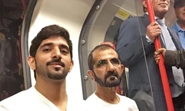 Thái tử Dubai Hamdan bin Mohammed Al Maktoum ngồi cạnh quốc vương Sheikh Mohammed bin Rashid trong tàu điện ngầm ở London