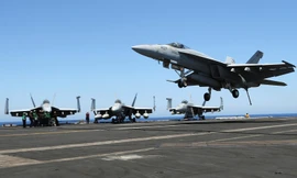 Chiến đấu cơ F/A-18 cất cánh từ tàu sân bay USS Harry S. Truman