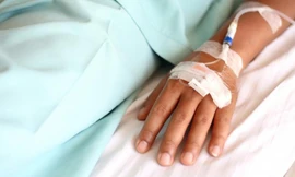 Cảnh sát nghi ngờ hung thủ bơm hóa chất khử trùng vào dịch truyền tĩnh mạch khiến 2 bệnh nhân lớn tuổi thiệt mạng 