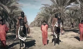 Các đao phủ IS cưỡi ngựa dắt theo tù binh.