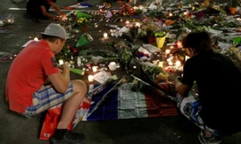 Người dân đặt nến và hoa trên đại lộ La Promenade des Anglais để tưởng nhớ những nạn nhân xấu số trong vụ thảm sát.