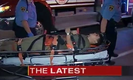 Chàng trai được đưa vào bệnh viện sau khi được giải cứu ra khỏi khe hở giữa hai tòa nhà