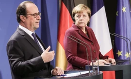 Tổng thống Pháp Francois Hollande cùng Thủ tướng Đức Angela Merkel trong cuộc họp báo chung ở Berlin. 