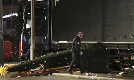 Hiện trường vụ xe tải lao vào chợ Giáng sinh