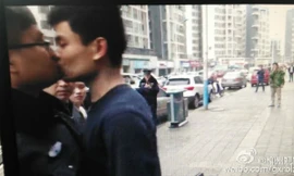 Chủ quán mì cưỡng hôn cảnh sát khi bị tịch thu đồ nghề