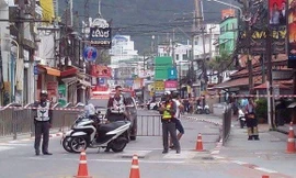 Cảnh sát phong tỏa một đoạn đường nơi vừa diễn ra vụ đánh bom ở Phuket sáng 12/8