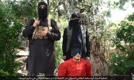 Abu Mujahid al-Baqai trong bộ trang phục màu cam quỳ gối trước hai chiến binh IS
