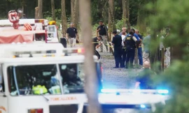 Cảnh sát tại hiện trường vụ rơi máy bay ở Alabama. Ảnh: AP.