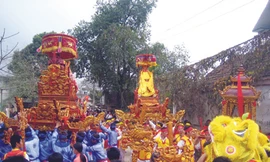 Kiệu quay khi rước về Đền Bà Chúa