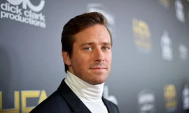 Sự nghiệp lao dốc lại dính kiện cáo, nam chính "Call Me By Your Name" đi làm nhân viên khách sạn