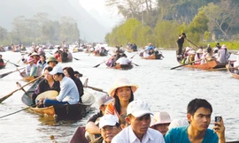 Quá tải đò vào chùa Hương (mùa lễ hội năm 2010) Ảnh: Hồng Vĩnh