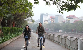 Người dân trải nghiệm tuyến đường dành riêng cho xe đạp ở Thủ đô
