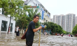 'Ốc đảo triệu đô' ngập sâu, người dân vật vã lội nước đi làm