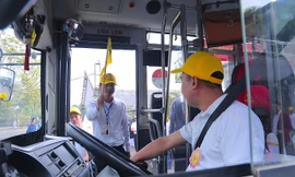 Tài xế xe buýt Hà Nội tranh tài lái xe giỏi, êm ái